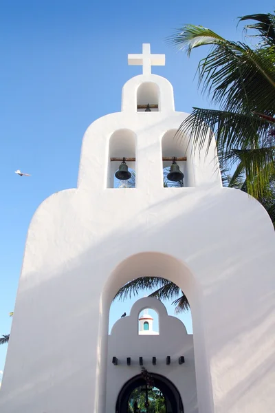 플 라 야 델 카르멘 멕시코 교회 아치 서 까 래 하얀 종탑 — 스톡 사진