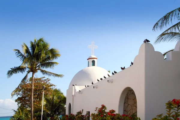 Playa del carmen weiß mexikanische Kirche Bogen Glockenturm — Stockfoto