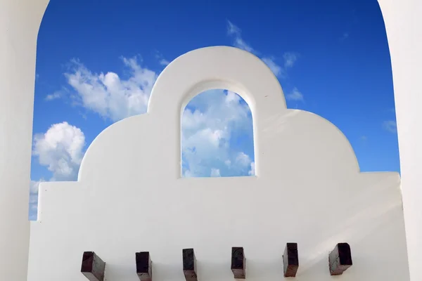 Mexikanische Architektur weiße Bögen blauer Himmel — Stockfoto