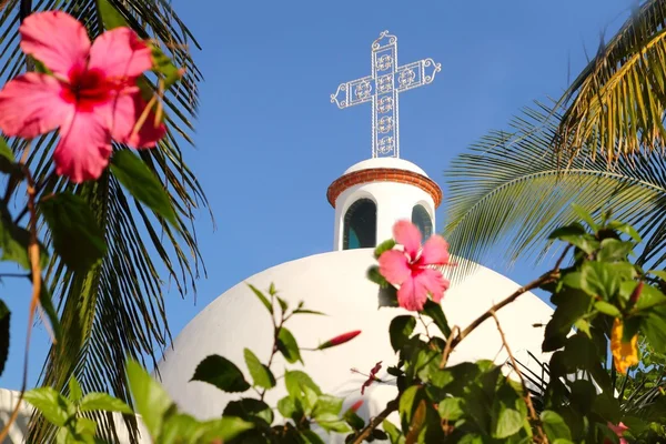 プラヤ ・ デル ・ カルメンの白いメキシコ教会アーキテクチャの鐘楼 — ストック写真