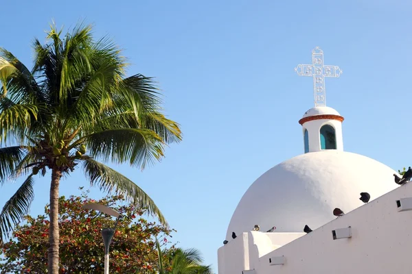 Playa del carmen biały meksykański archs Kościoła dzwonnica — Zdjęcie stockowe