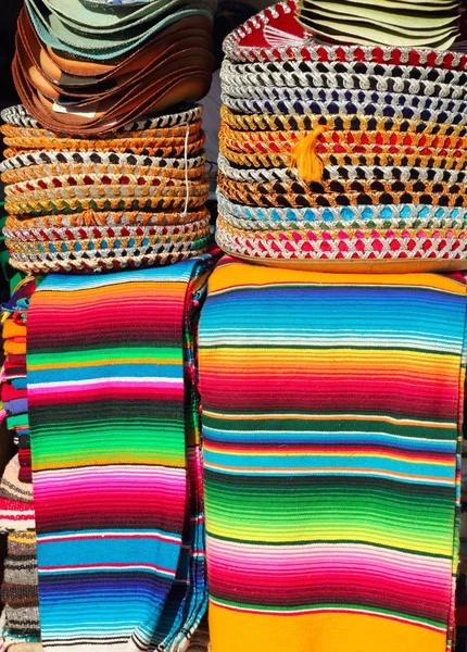 Serape mexicano coloridos sombreros apilados y charro —  Fotos de Stock