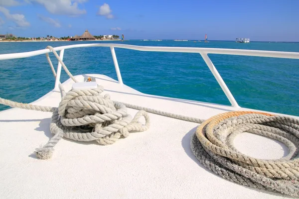 Λευκή βάρκα τόξο σε τροπική θάλασσα της Καραϊβικής — Φωτογραφία Αρχείου