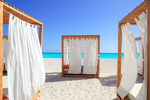 Caribbean gazebo beds in tropical beach sand — Stock Photo, Image