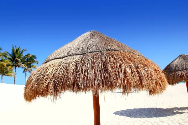 Praia tradicional cabana teto solar guarda-chuvas caribenhos — Fotografia de Stock