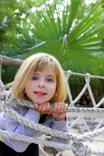 ジャングル公園のロープの橋の上の少女を冒険します。 — ストック写真