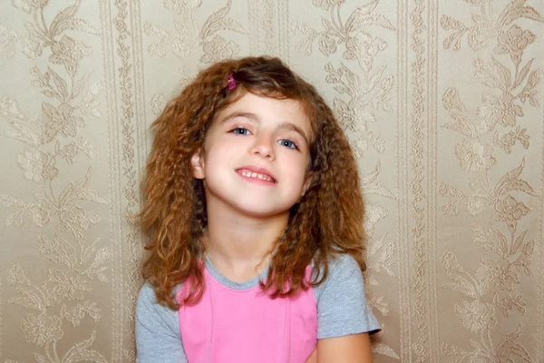 Kleines Mädchen glücklich lustigen Ausdruck auf Vintage-Tapete — Stockfoto