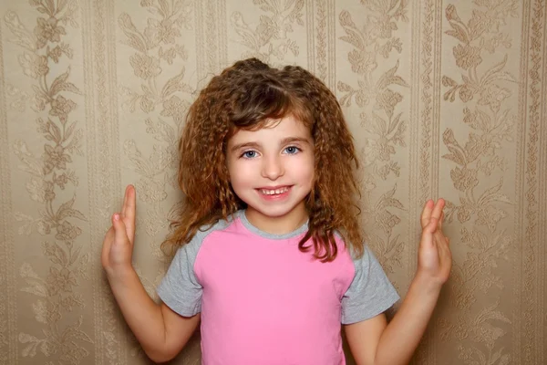 Маленькая девочка счастливое смешное выражение на винтажных обоях — стоковое фото