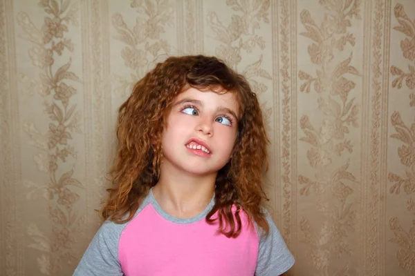 Zabawna dziewczyna twarz brzydka wyrażenie zeza mrużąc — Zdjęcie stockowe