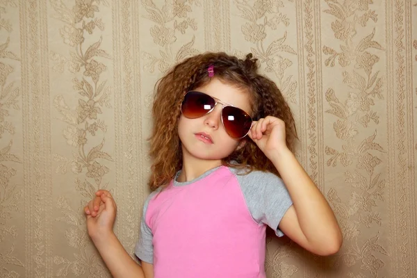 Fashion little girl retro sunglasses vintage wallpaper — Stock Photo, Image