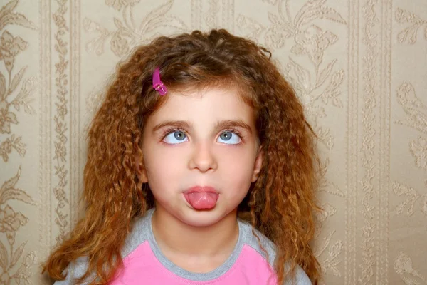 Grappig meisje gezicht lelijke expressie cross-eyed loensen te bevorderen — Stockfoto