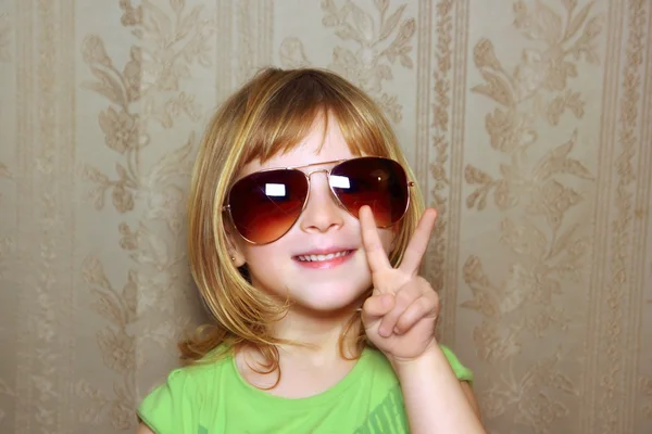 손 승리 제스처 작은 소녀 재미 있는 선글라스 — 스톡 사진
