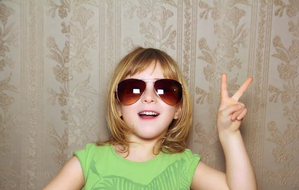 Hand victory gesture little girl funny sunglasses — Stock Photo, Image