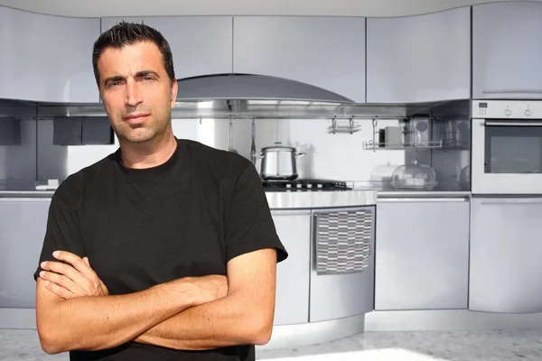 Homem de média idade na cozinha moderna retrato interior — Fotografia de Stock