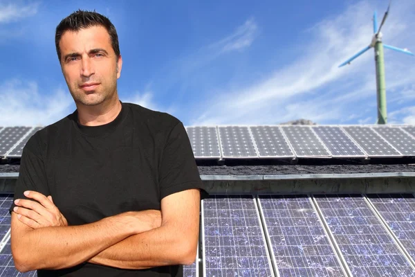 Placas solares energia verde homem retrato ecologia — Fotografia de Stock