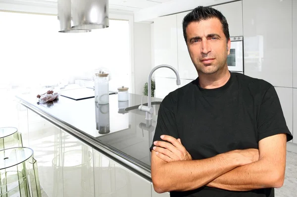 Homem de média idade na cozinha moderna retrato interior — Fotografia de Stock
