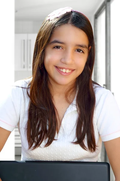 Adolescent latin étudiant souriant tenant ordinateur portable — Photo