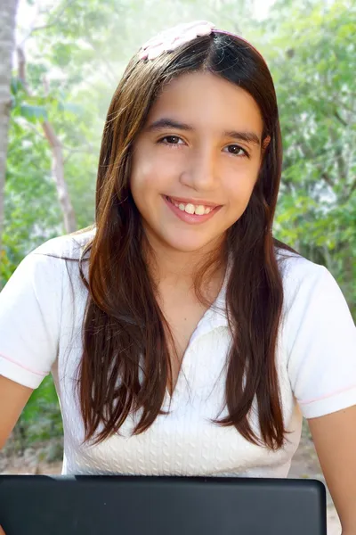 Latina adolescente estudiante sonriendo celebración portátil — Foto de Stock