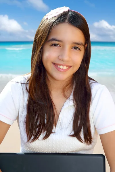 Latina adolescente estudiante sonriendo celebración portátil —  Fotos de Stock