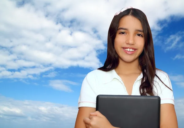 Brunette tiener student Indiase Latijns-bedrijf laptop — Stockfoto