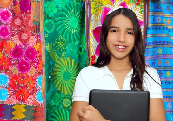 Brunett tonåring student indiska latin anläggning laptop — Stockfoto