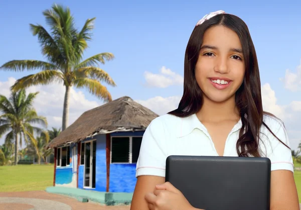 Bruna giovanissima studente indiano latino holding laptop — Foto Stock