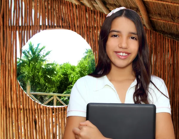 Brunetka teen uczniem indyjski Łacińskiej posiadania laptopa — Zdjęcie stockowe
