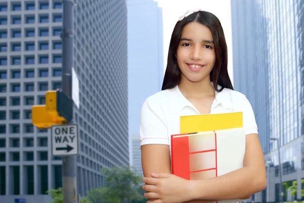 Morena estudante jovem menina adolescente latina segurando livros — Fotografia de Stock
