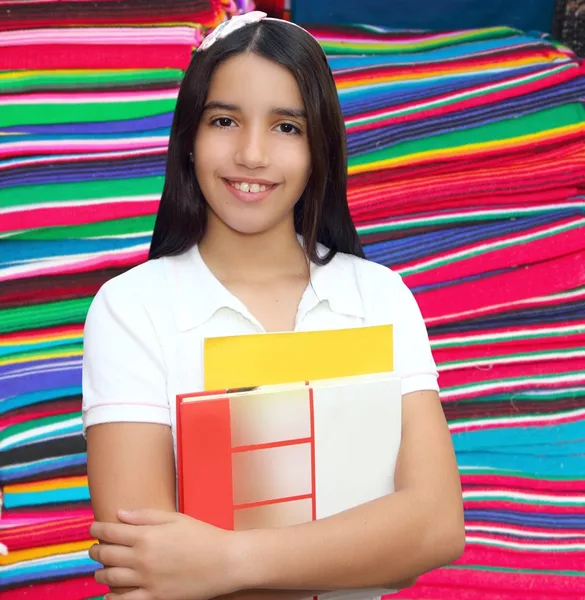 Φοιτητής μελαχρινή κοπέλα έφηβος Λατινική εκμετάλλευση βιβλία — Φωτογραφία Αρχείου