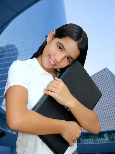 Latin adolescent brunette étudiant étreinte ordinateur portable — Photo