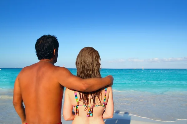 Etnikai vegyes pár férfi nő tengerparti nyaralás — Stock Fotó