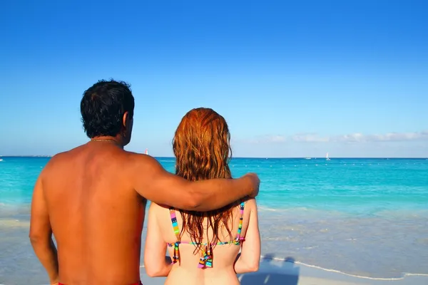 Этнические смешанные пары мужчина женщина пляжный отдых — стоковое фото
