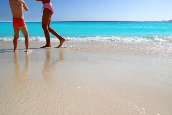 Niños y adolescentes piernas jugando playa caribeña — Foto de Stock