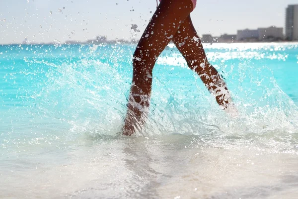 Γυναίκα τα πόδια με τα πόδια νερό εκτοξεύεται παραλία aqua — Φωτογραφία Αρχείου