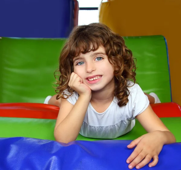 Morena menina retrato posando no playground — Fotografia de Stock