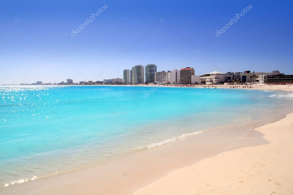 Cancun beach view from turquoise Caribbean — Stock Photo © lunamarina