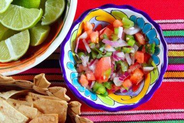 Pico de gallo domates ve biber Meksika sosuMexicaanse sauzen pico de gallo habanero chili saus