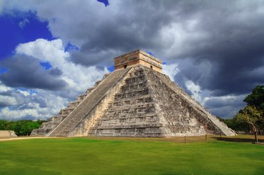 Chichen Itza Tüylü yılan Maya piramit Meksika