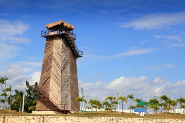 Cancun eski Havaalanı denetiminin eski ahşap kule