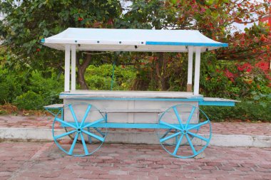 Karayip Adası mavi beyaz dondurma sosisli arabası