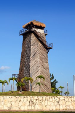 Cancun eski Havaalanı denetiminin eski ahşap kule