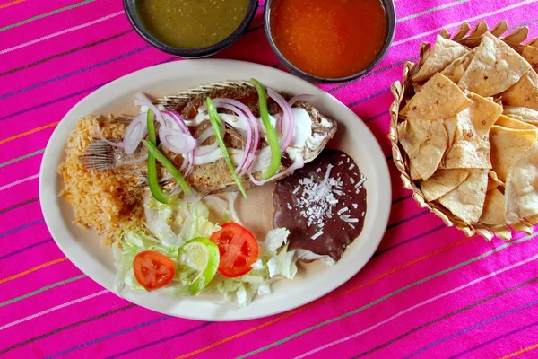 Mojarra knoflook mojo tilapia vissen mexico chili saus — Stockfoto