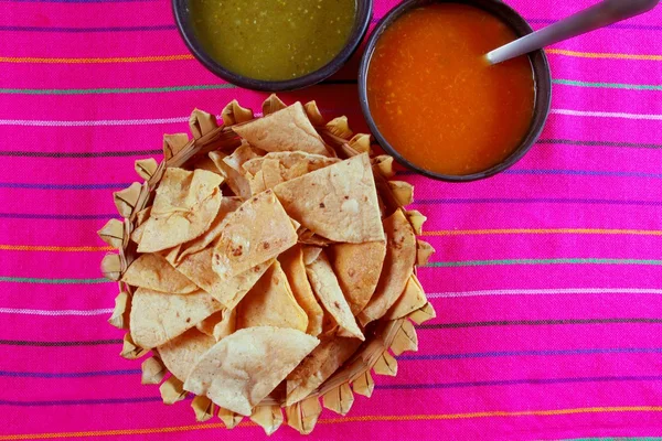 Топос начос с соусом чили мексиканской кухни — стоковое фото