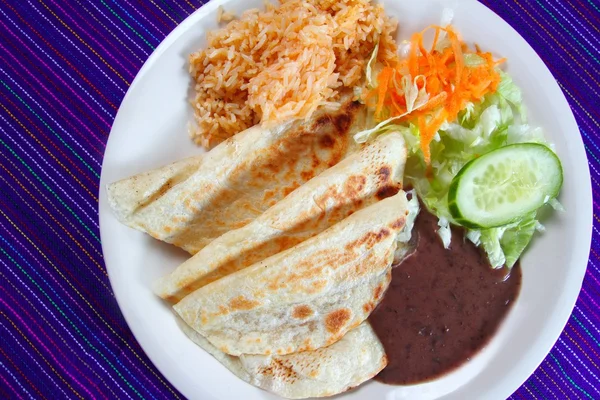 Quesadillas insalata di riso frijoles salsa cibo messicano — Foto Stock