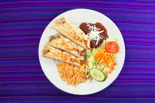 Burrito's Mexicaanse rolde voedsel rijst salade en frijoles — Stockfoto