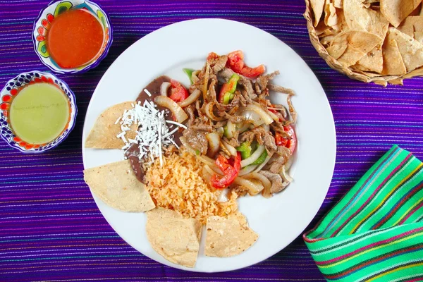 Vaktinde de res sığır fajita Meksika yemeği — Stok fotoğraf