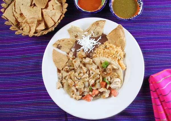 Sos chili kurczaka tacos w meksykańskim stylu i nachos — Zdjęcie stockowe