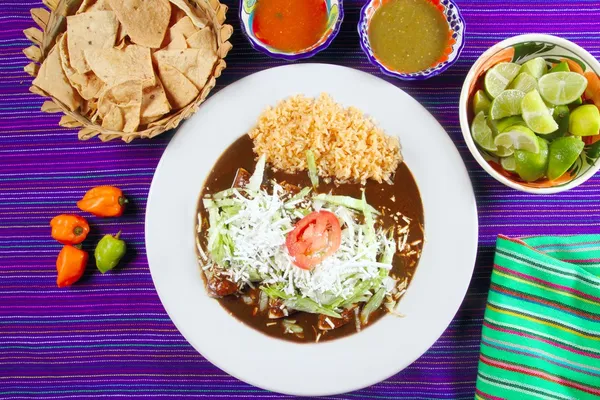Mole enchiladas Mexicaans eten met chili sauzen — Stockfoto