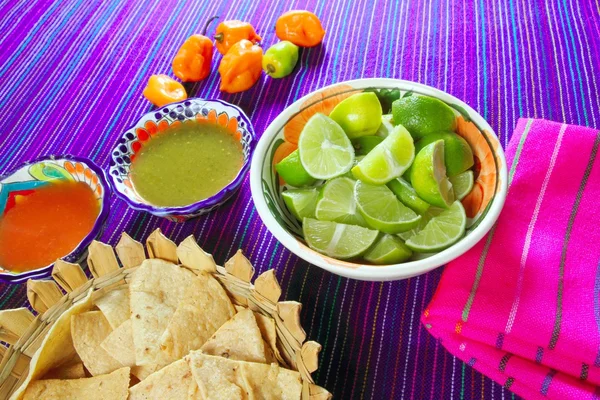 Meksika yemeği chili sos nachos limon çeşitli — Stok fotoğraf