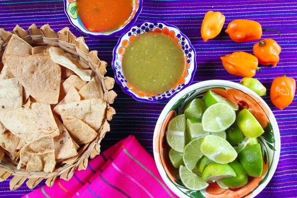 Comida mexicana variada salsas de chile nachos limón — Foto de Stock
